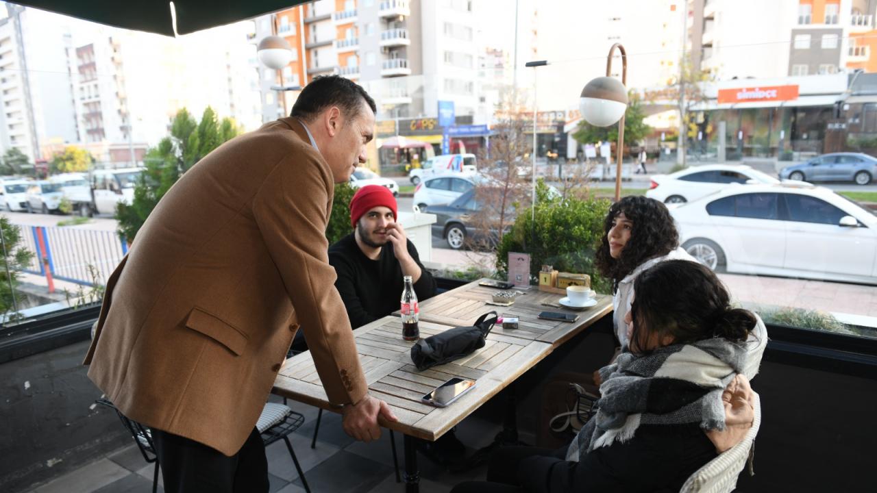 Başkan Özyiğit, Üniversite Caddesi esnafını gezdi