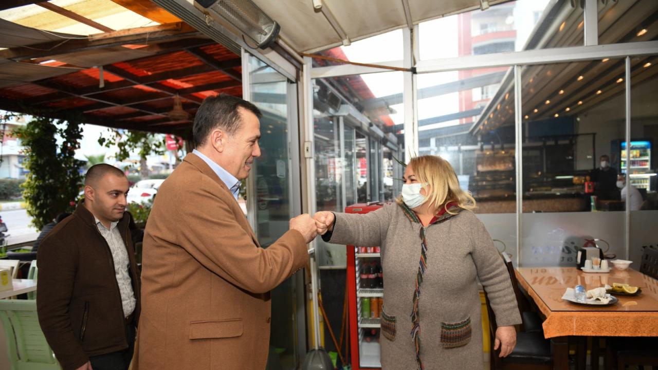 Başkan Özyiğit, Üniversite Caddesi esnafını gezdi