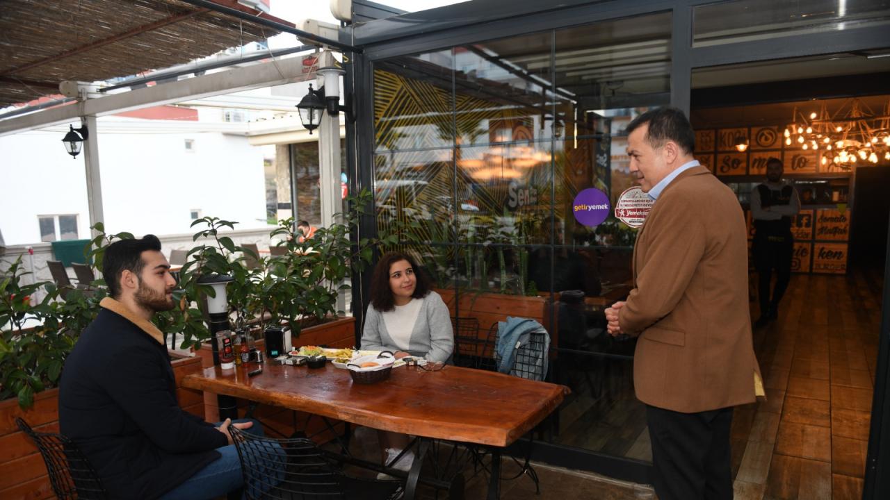 Başkan Özyiğit, Üniversite Caddesi esnafını gezdi