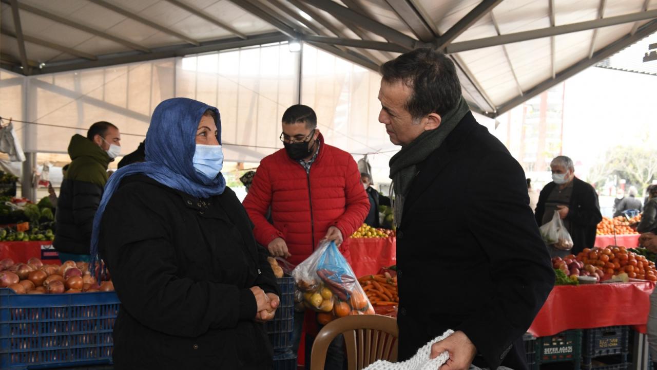 Başkan Abdullah Özyiğit, semt pazarında vatandaşlarla buluştu