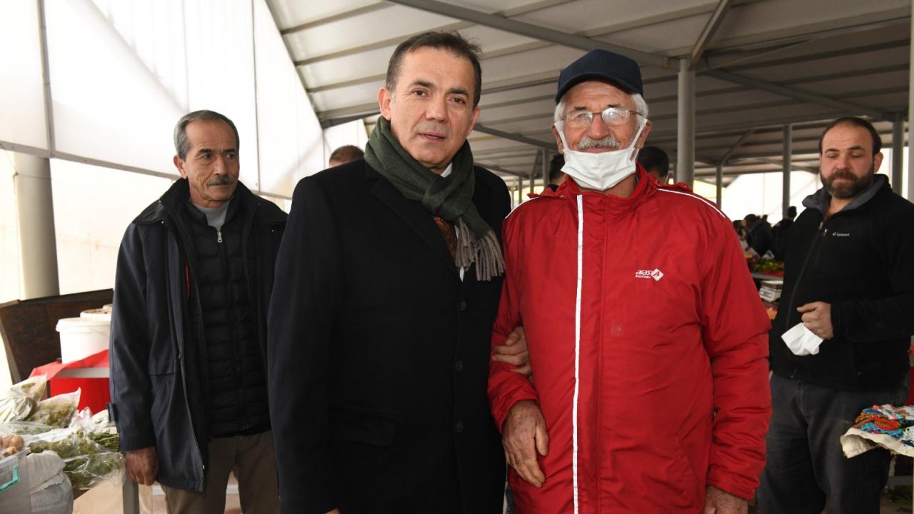 Başkan Abdullah Özyiğit, semt pazarında vatandaşlarla buluştu