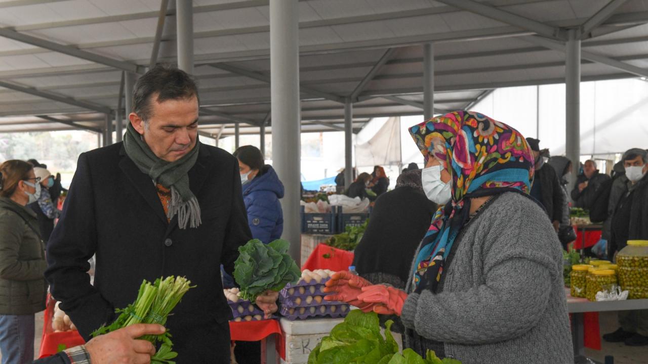 Başkan Abdullah Özyiğit, semt pazarında vatandaşlarla buluştu