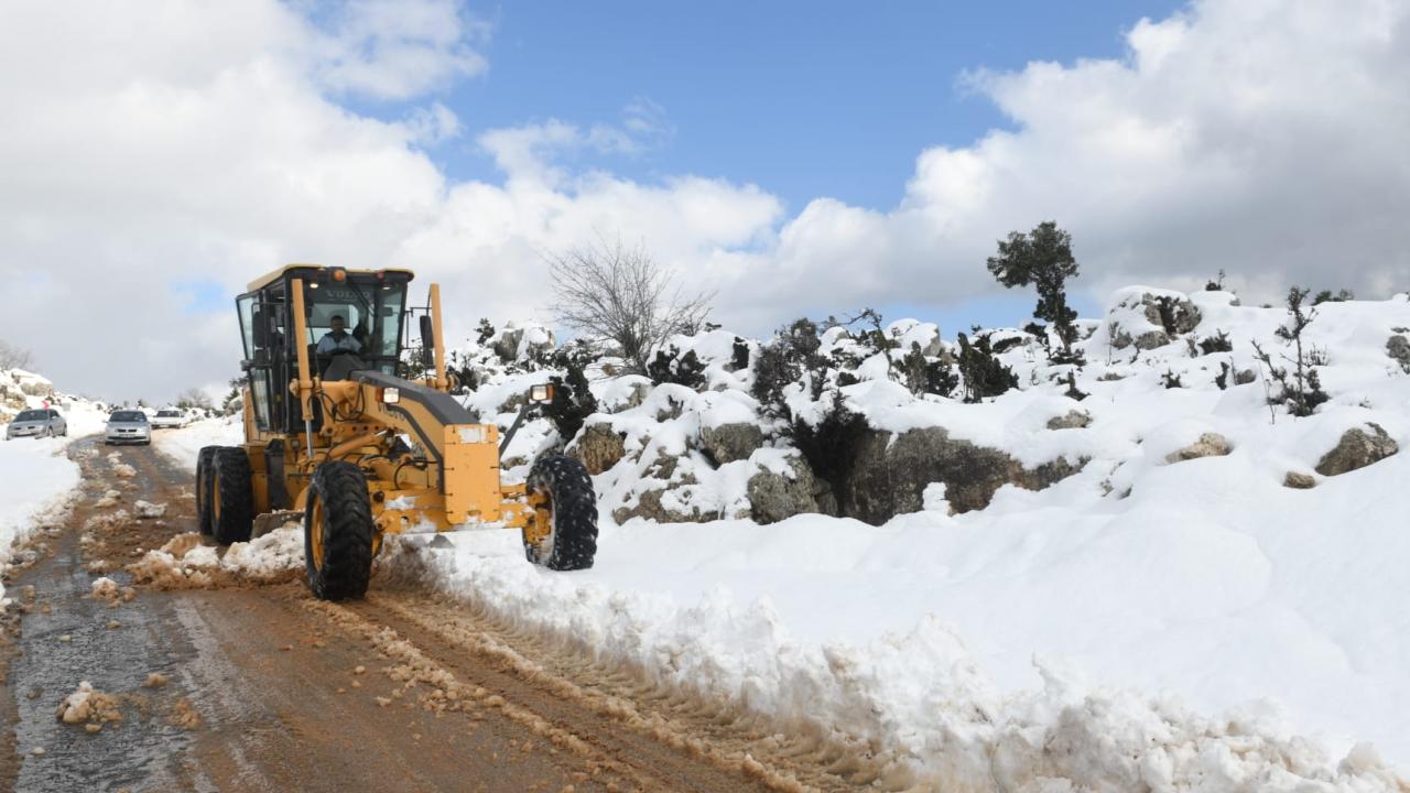 Yenişehir Belediyesinden kar temizleme ve yol açma çalışması