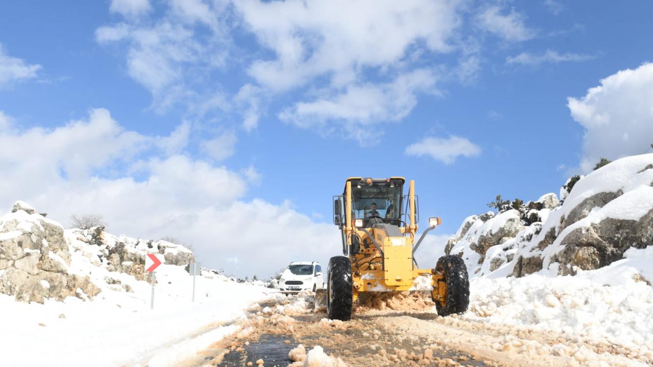 Yenişehir Belediyesinden kar temizleme ve yol açma çalışması