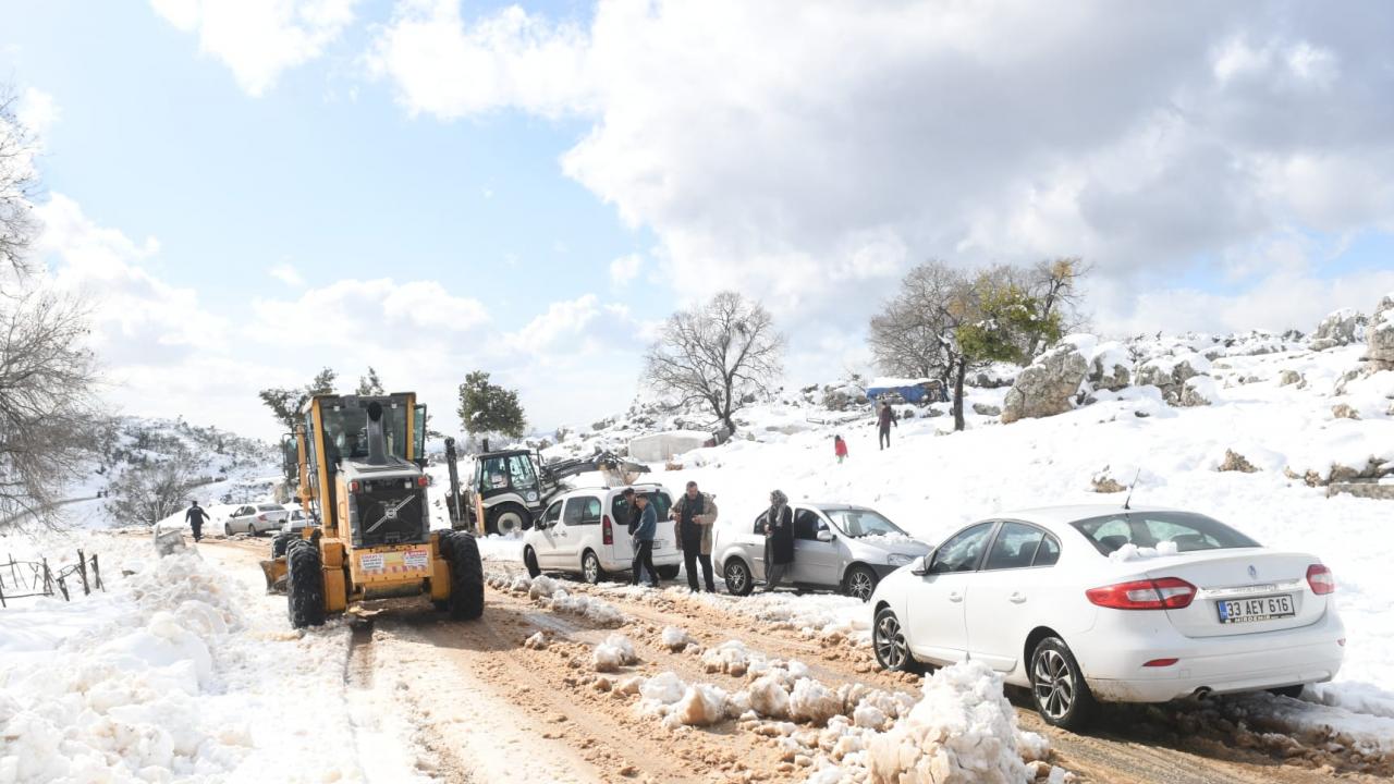 Yenişehir Belediyesinden kar temizleme ve yol açma çalışması