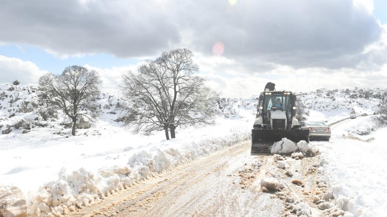 Yenişehir Belediyesinden kar temizleme ve yol açma çalışması