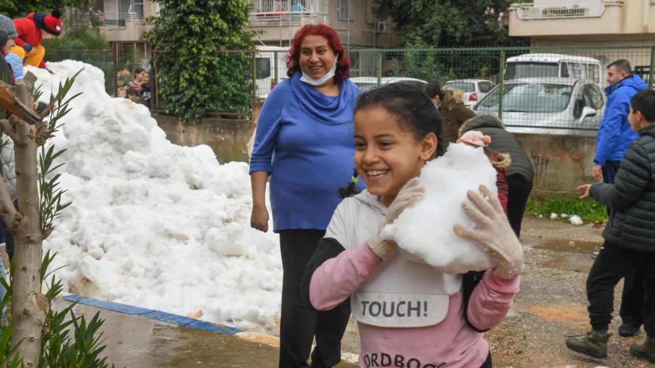 Yenişehir Belediyesi çocuklara kar sevinci yaşattı 