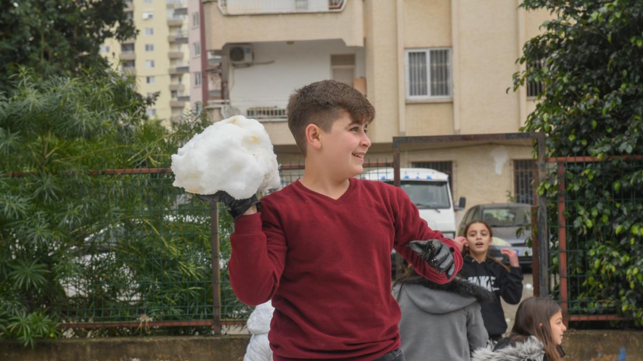 Yenişehir Belediyesi çocuklara kar sevinci yaşattı 