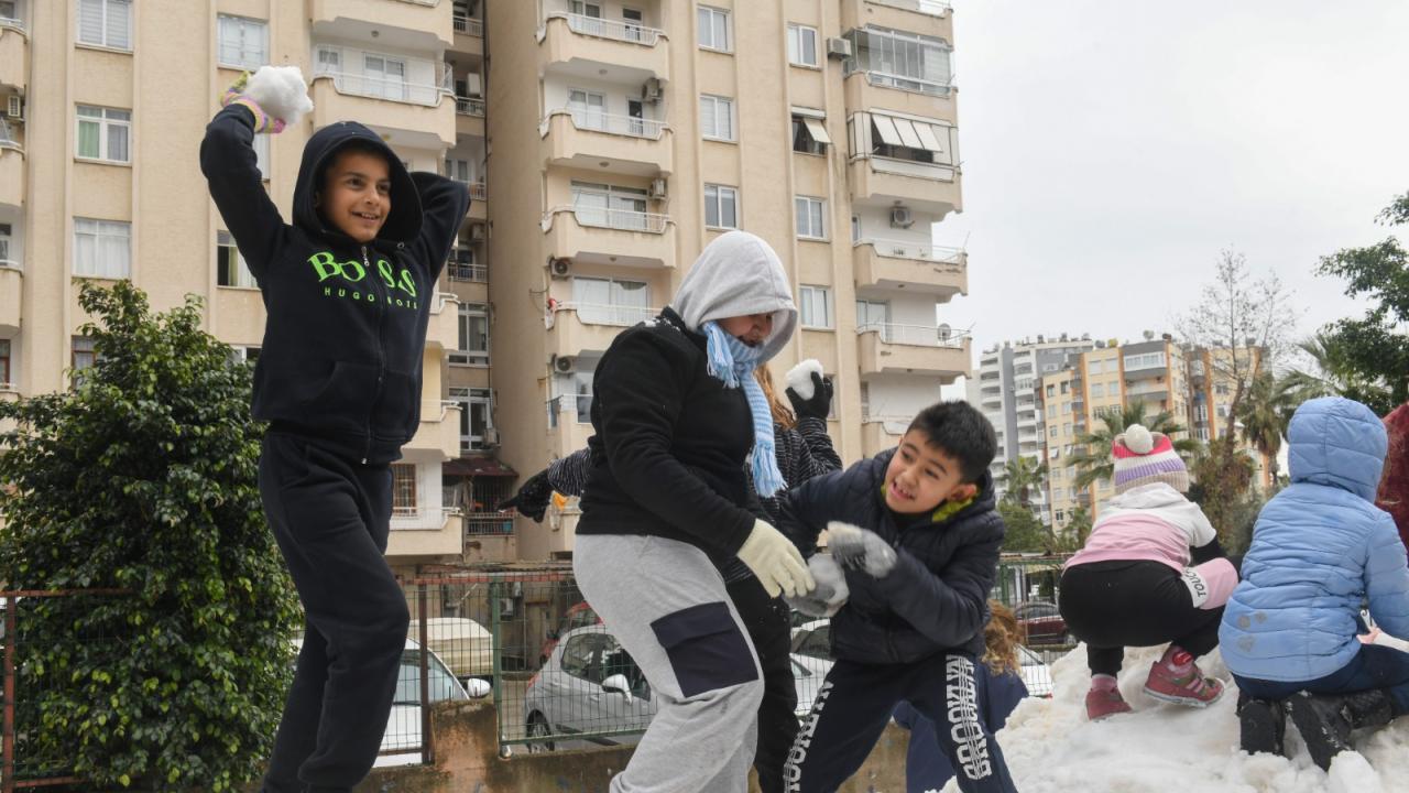 Yenişehir Belediyesi çocuklara kar sevinci yaşattı 