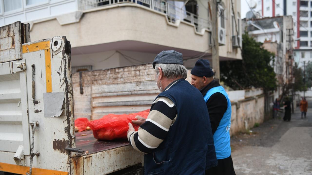 Yenişehir Belediyesi vatandaşlara 50 ton soğan dağıttı 