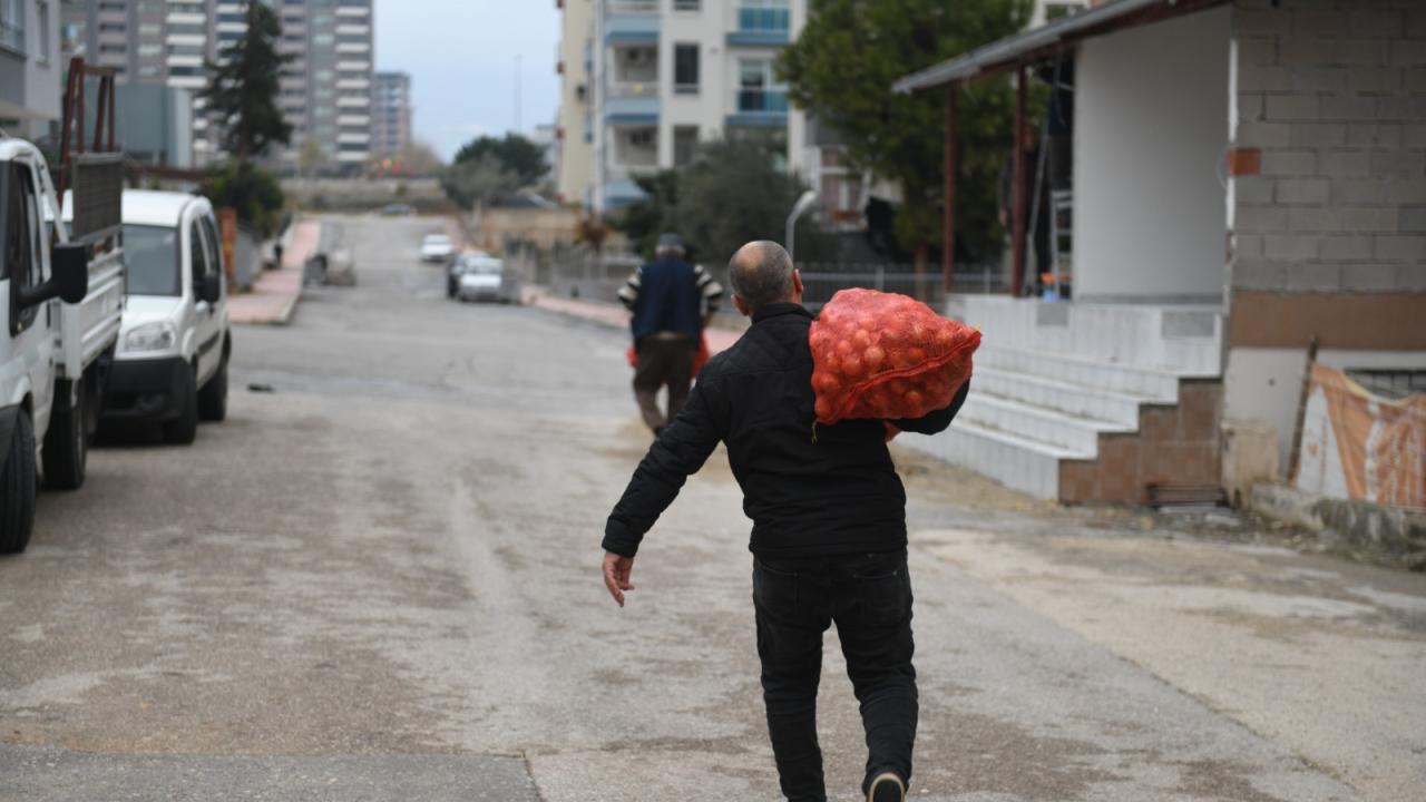 Yenişehir Belediyesi vatandaşlara 50 ton soğan dağıttı 