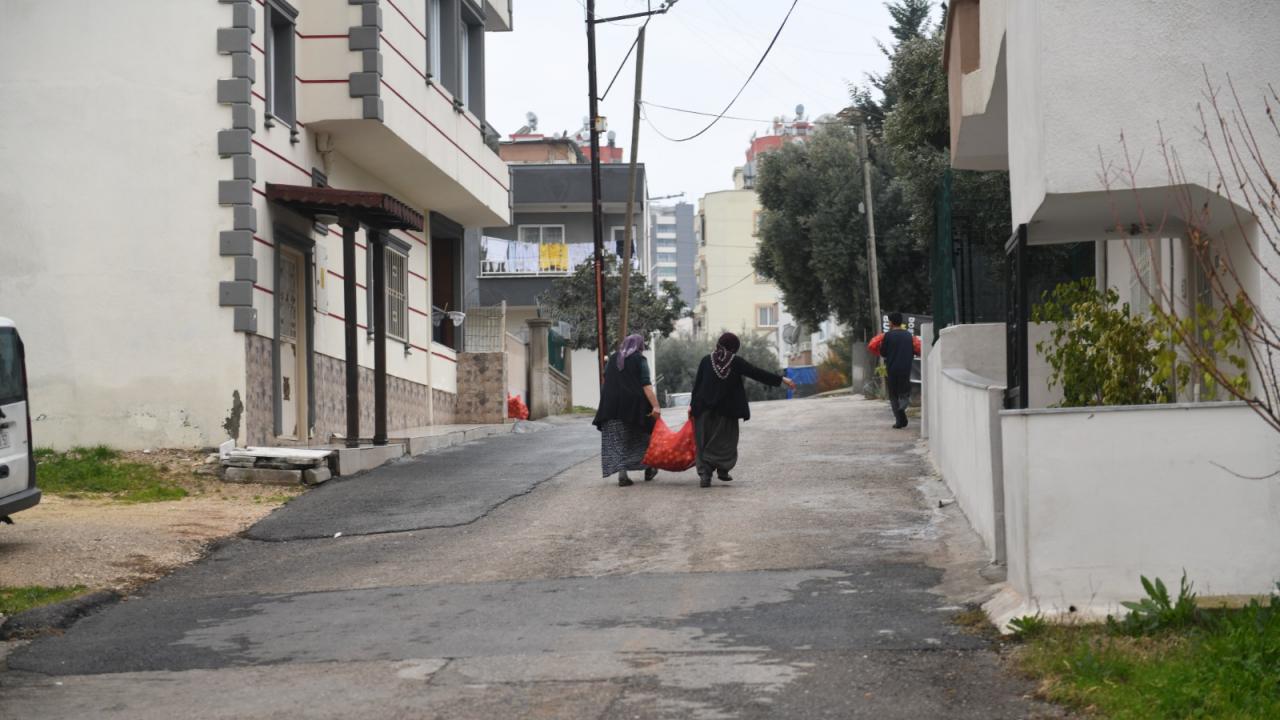 Yenişehir Belediyesi vatandaşlara 50 ton soğan dağıttı 