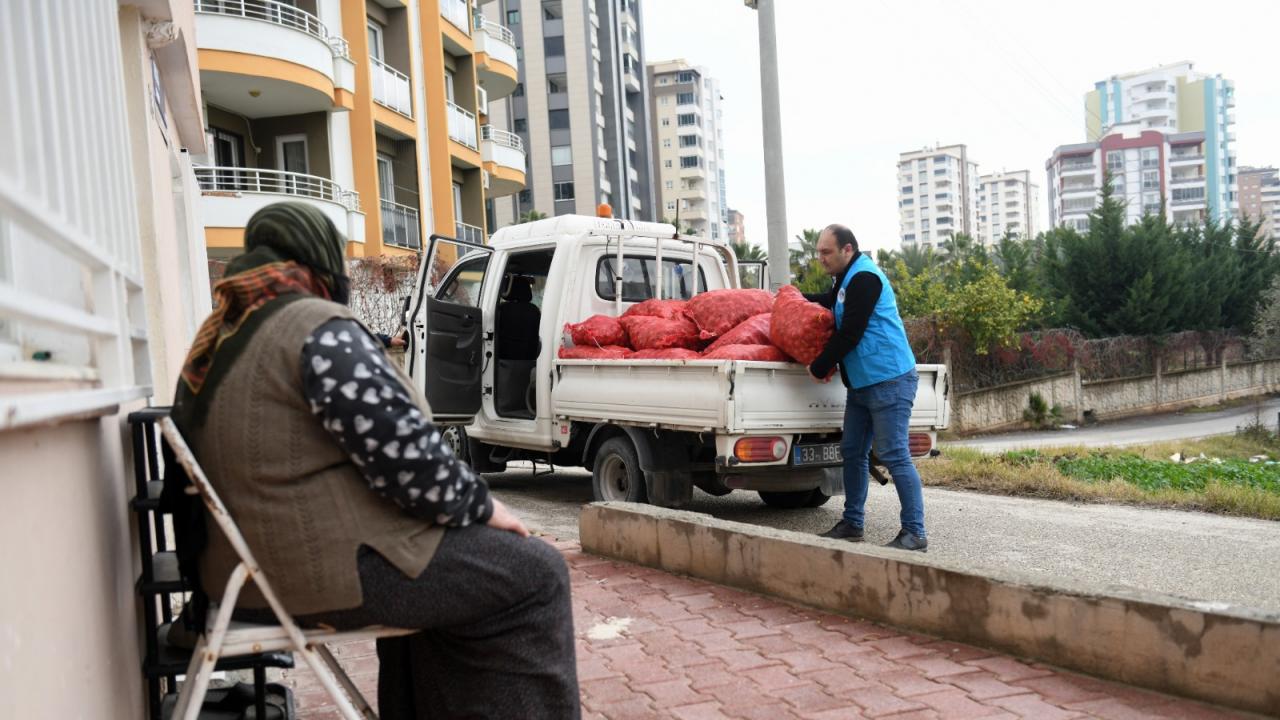 Yenişehir Belediyesi vatandaşlara 50 ton soğan dağıttı 