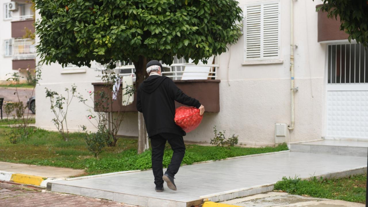 Yenişehir Belediyesi vatandaşlara 50 ton soğan dağıttı 