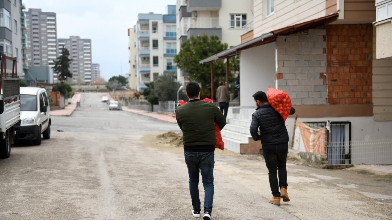 Yenişehir Belediyesi vatandaşlara 50 ton soğan dağıttı 