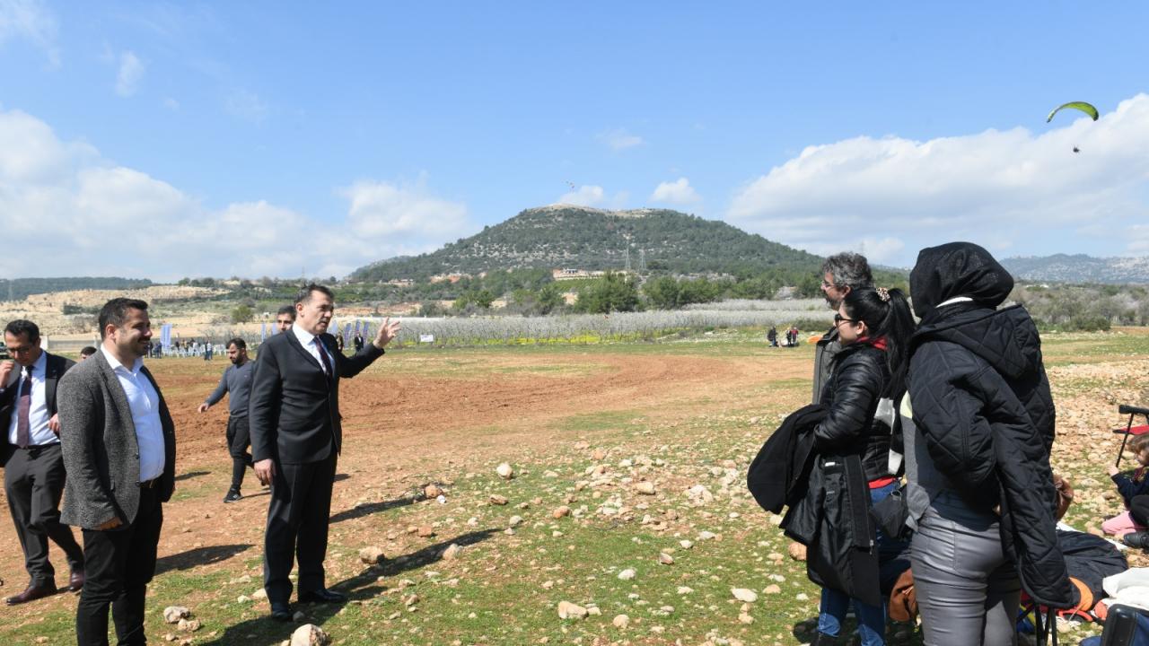 Başkan Özyiğit, “İstanbul’da Pierre Loti varsa Yenişehir’de de Gelincik Tepesi var”