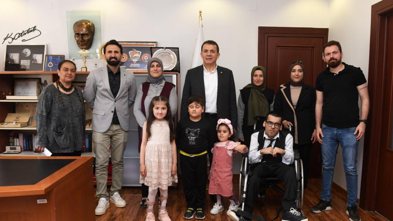 Başkan Abdullah Özyiğit koltuğunu çocuklara bıraktı