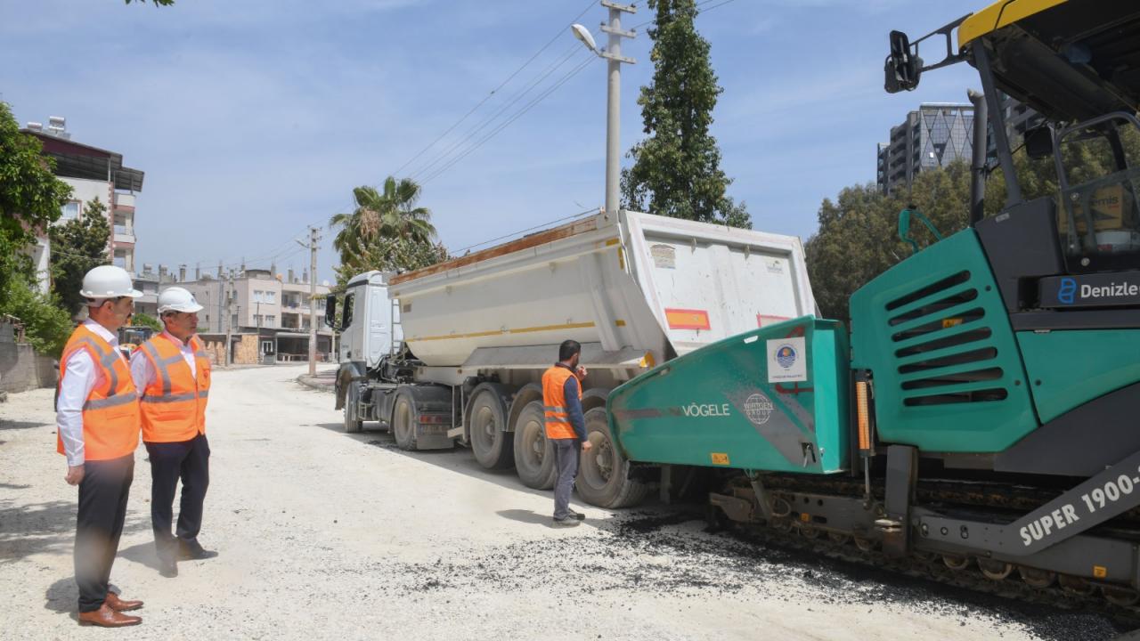 Başkan Abdullah Özyiğit yol yenileme çalışmalarını yerinde inceledi