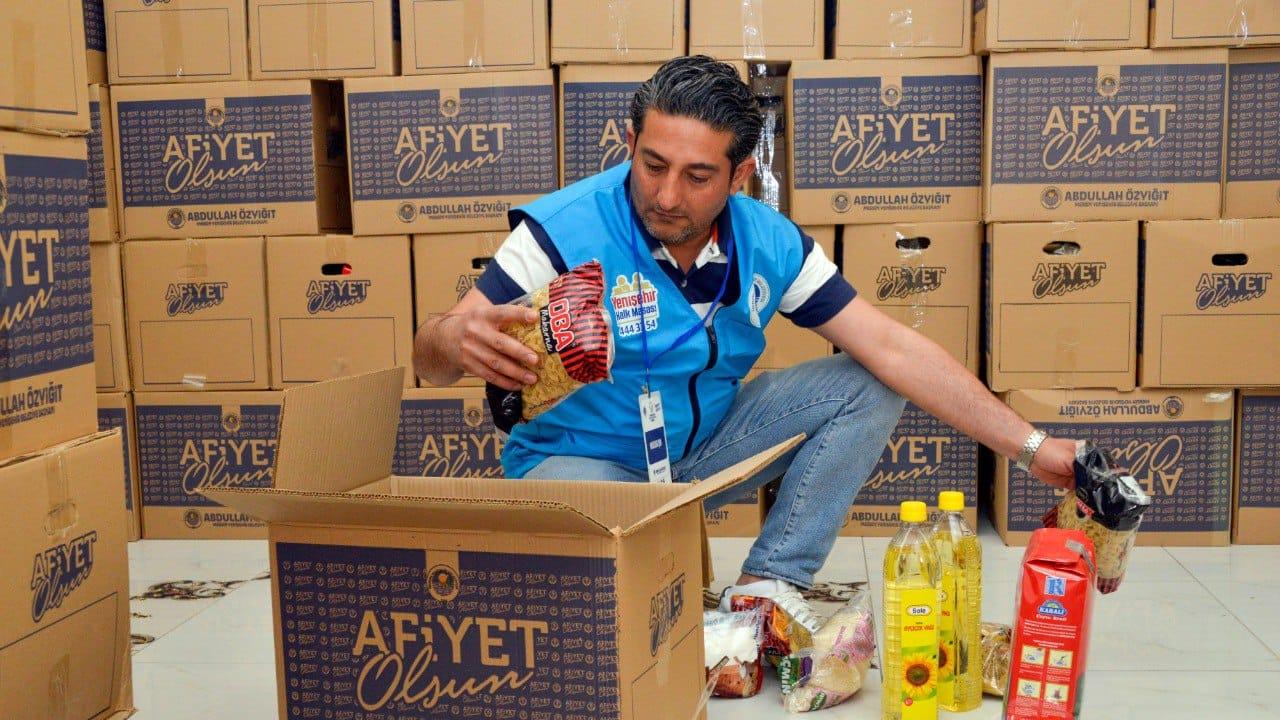 Yenişehir Belediyesinin gıda kolisi yardımı devam ediyor