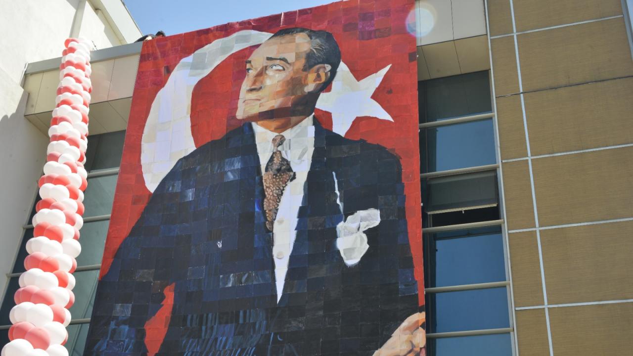 Yenişehir’de 1000 çocuğun fırçasından 1000 parçalık Atatürk portresi