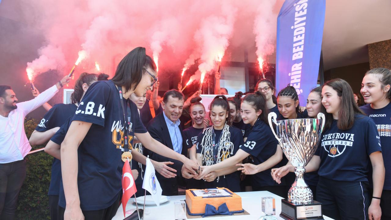 Başkan  Abdullah Özyiğit, şampiyon takımı karşıladı