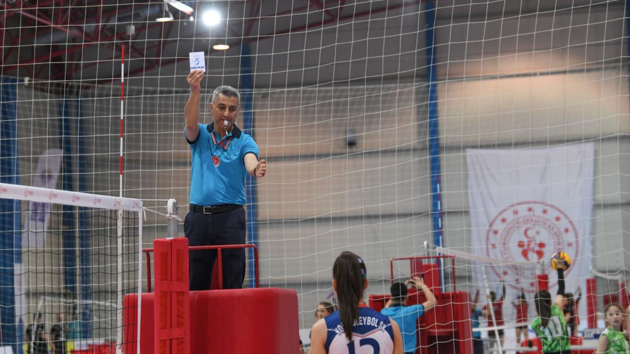 Türk voleybolunda Beyaz Kart ilk kez Yenişehir’de gösterildi