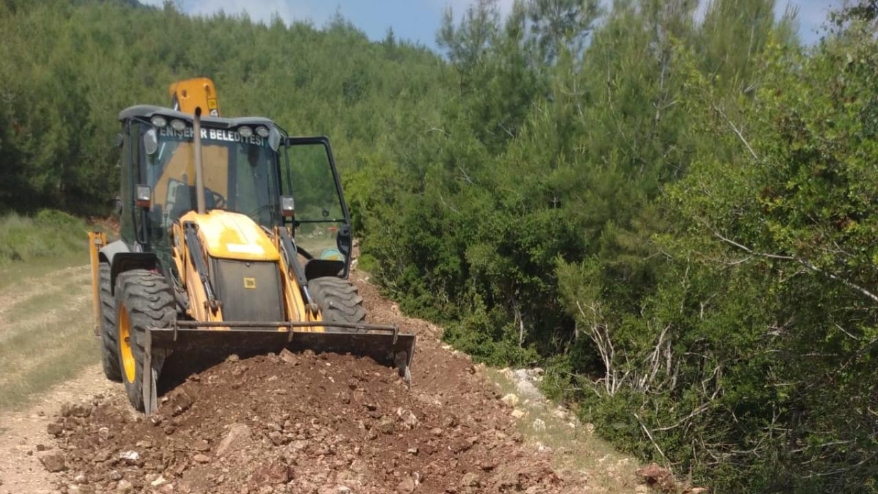 Yenişehir Belediyesi yol yapım çalışmalarına kırsalda da devam ediyor 