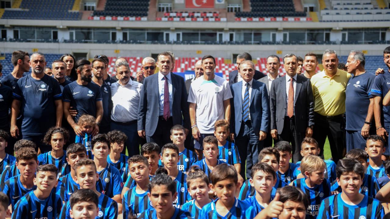 Yenişehir Belediyesi,  Javier Zanetti’yi çocuklarla buluşturdu