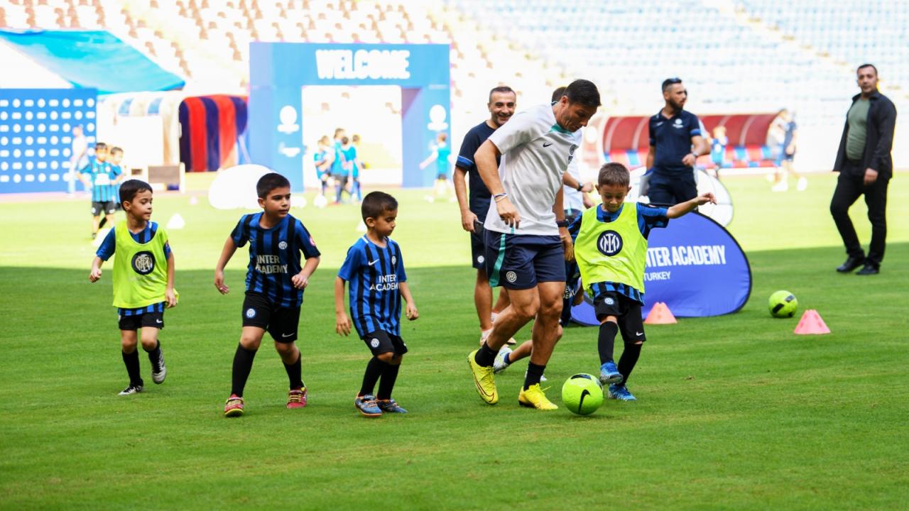 Yenişehir Belediyesi,  Javier Zanetti’yi çocuklarla buluşturdu