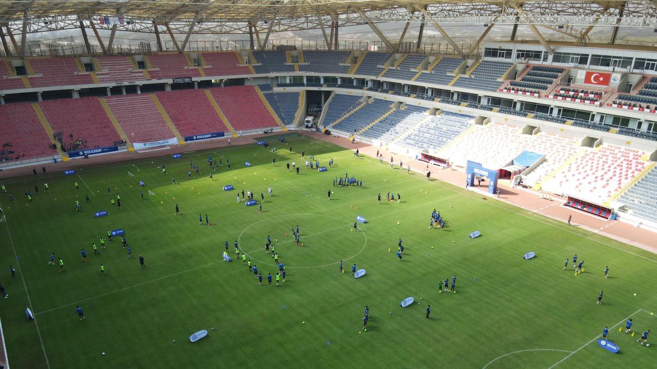 Yenişehir Belediyesi,  Javier Zanetti’yi çocuklarla buluşturdu
