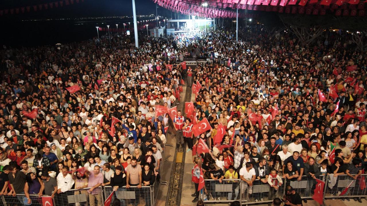 Cumhuriyet Bayramı Yenişehir'de  Volkan Konak konseriyle kutlandı