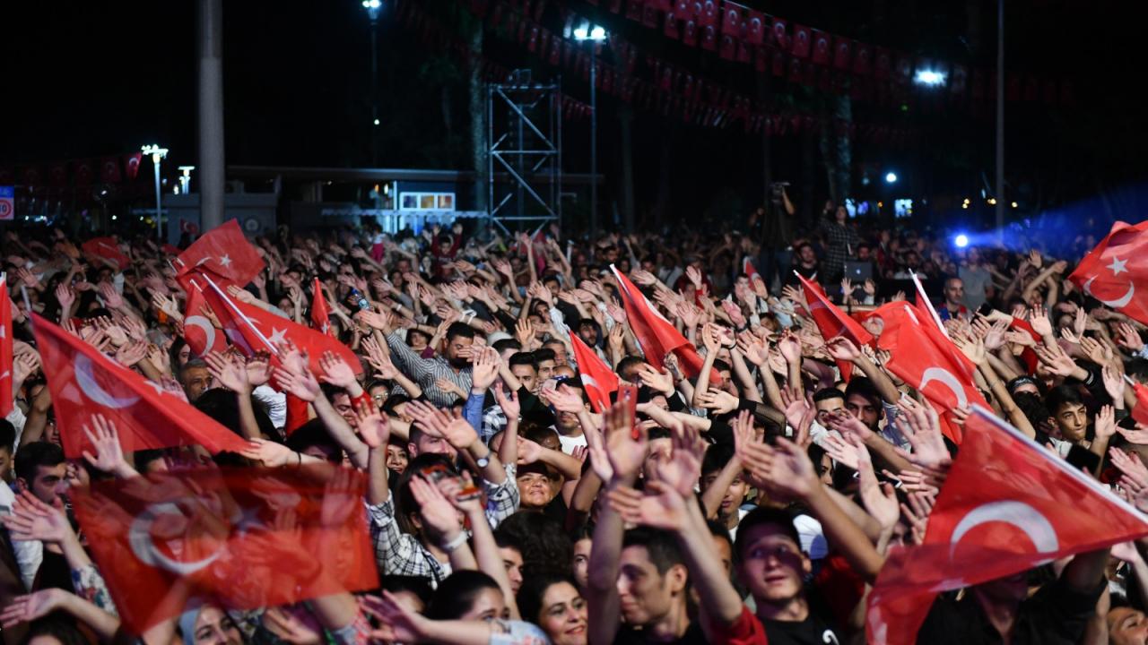 Cumhuriyet Bayramı Yenişehir'de  Volkan Konak konseriyle kutlandı