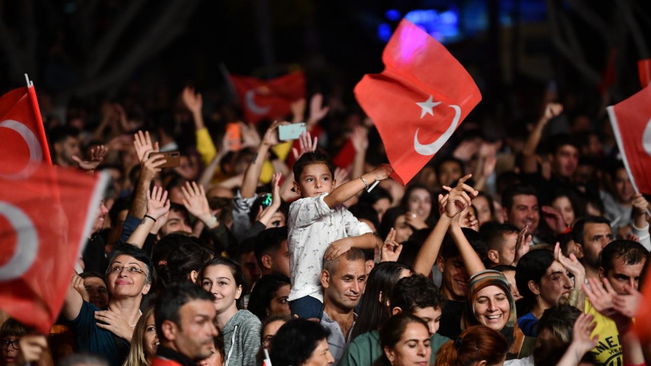 Cumhuriyet Bayramı Yenişehir'de  Volkan Konak konseriyle kutlandı