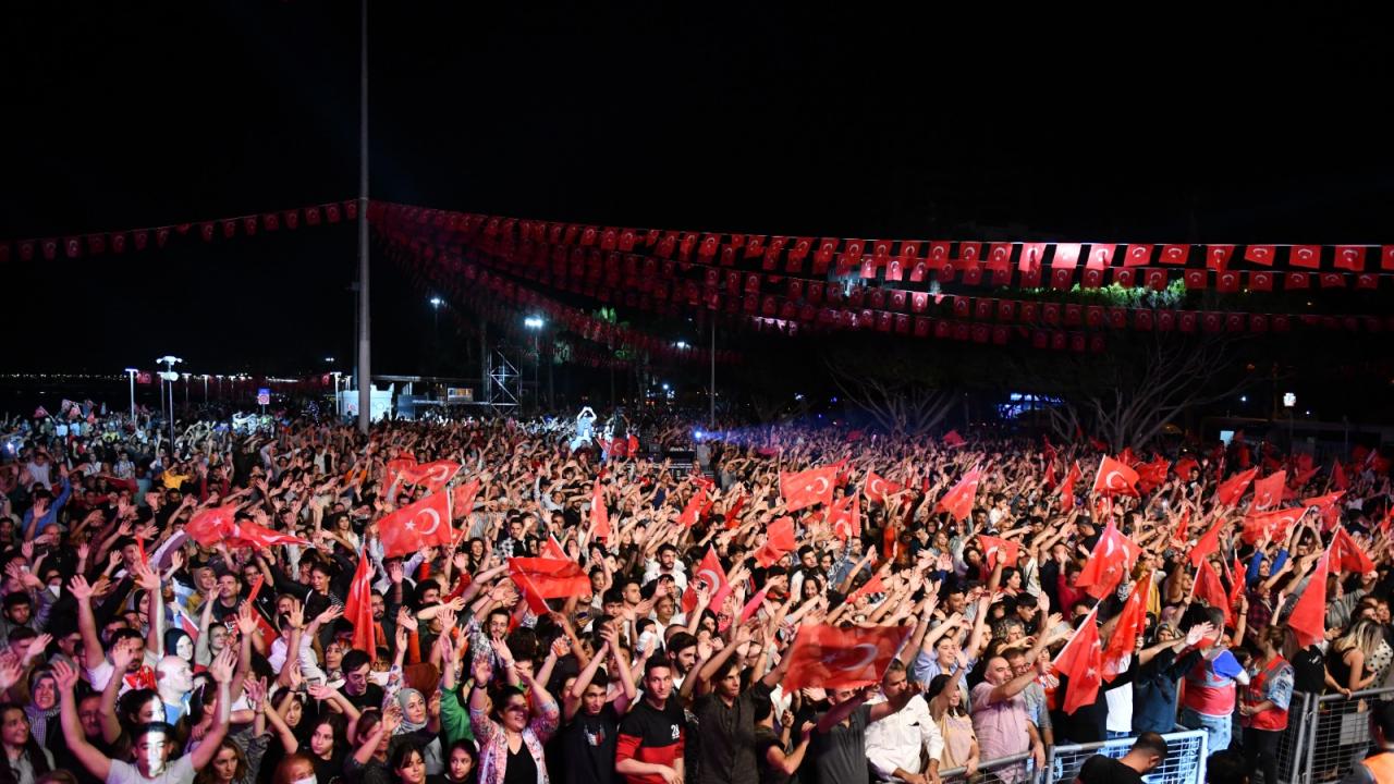 Cumhuriyet Bayramı Yenişehir'de  Volkan Konak konseriyle kutlandı