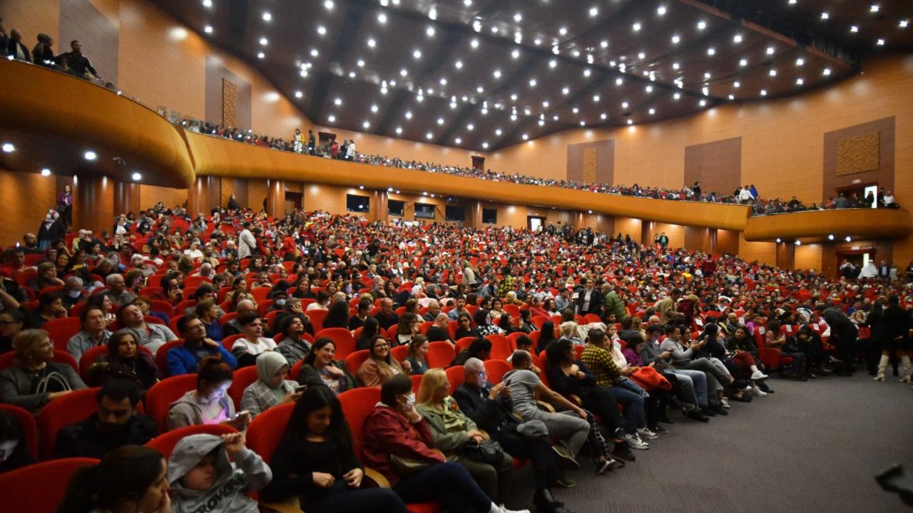 Yenişehir Belediyesi tiyatro festivalinde binlerce sanatseveri ağırladı