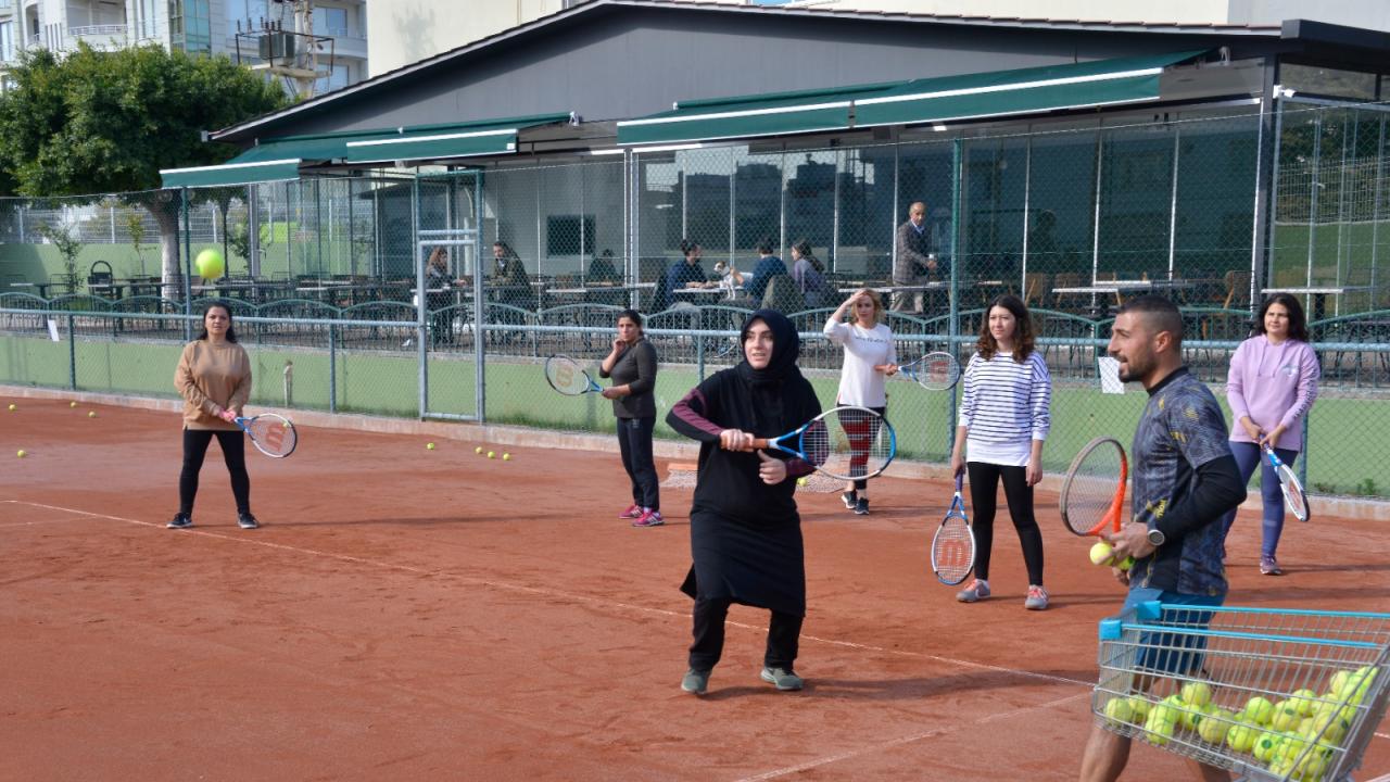 Çay saatinde tenis öğrenmeye ne dersiniz