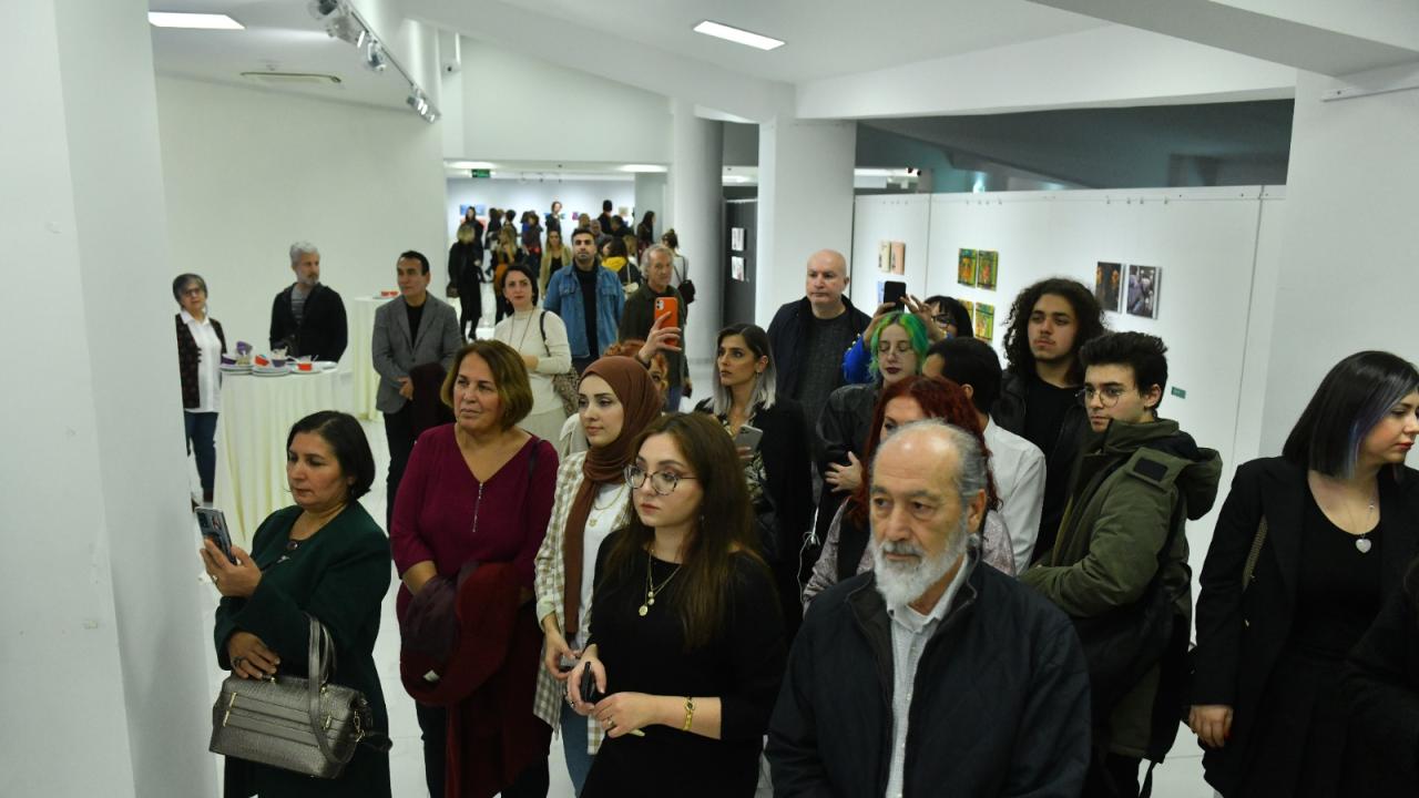 Yenişehir Belediyesi Ahmet Yeşil Sanat Galerisi ve Yenişehir Belediyesi Sanat Galerisi’nde yılın son sergisi olan “minipaint-2”ulusal karma resim sergisi yoğun katılımla açıldı. “Yeni Yılda Yine Galerideyiz” mottosuyla açılan sergide Türkiye’nin farklı illerinden 74 sanatçının toplam 296 eseri bulunuyor. Sergi açılışında konuşan Mersin Yenişehir Belediye Başkanı Abdullah Özyiğit “Mersin’i sanatla buluşturmaya devam edeceğiz, bu kent her alanda gelişmeli ve biz de bunun için elimizden geleni yapacağız” şekli