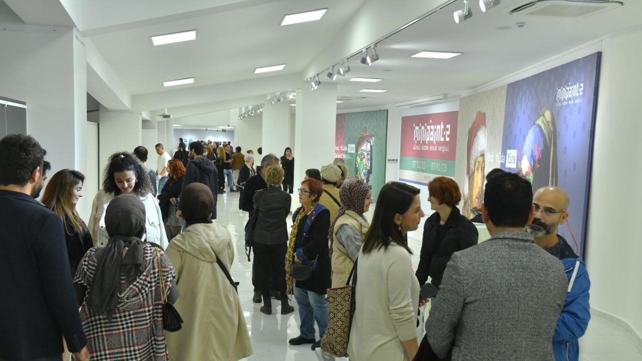 Yenişehir Belediyesi Ahmet Yeşil Sanat Galerisi ve Yenişehir Belediyesi Sanat Galerisi’nde yılın son sergisi olan “minipaint-2”ulusal karma resim sergisi yoğun katılımla açıldı. “Yeni Yılda Yine Galerideyiz” mottosuyla açılan sergide Türkiye’nin farklı illerinden 74 sanatçının toplam 296 eseri bulunuyor. Sergi açılışında konuşan Mersin Yenişehir Belediye Başkanı Abdullah Özyiğit “Mersin’i sanatla buluşturmaya devam edeceğiz, bu kent her alanda gelişmeli ve biz de bunun için elimizden geleni yapacağız” şekli