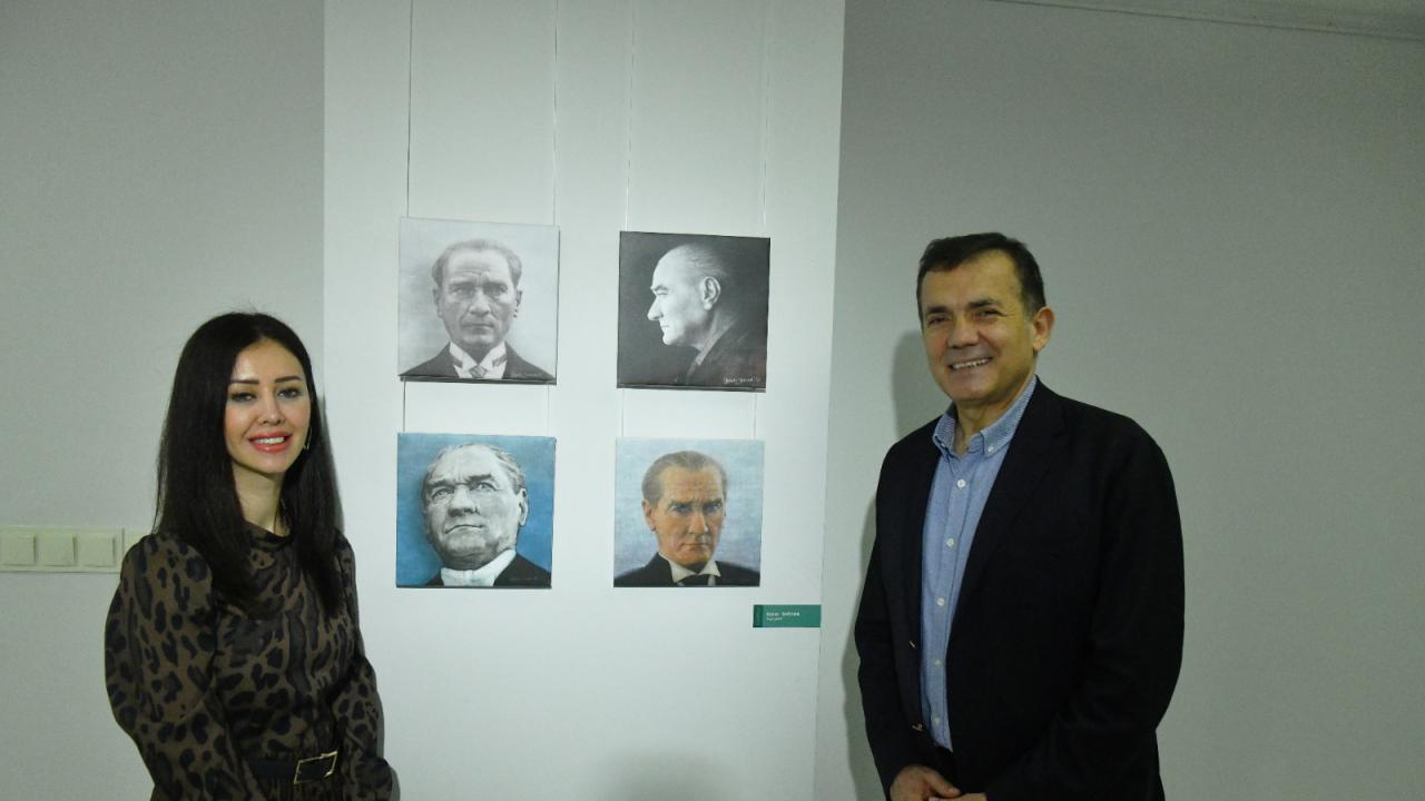 Yenişehir Belediyesi Ahmet Yeşil Sanat Galerisi ve Yenişehir Belediyesi Sanat Galerisi’nde yılın son sergisi olan “minipaint-2”ulusal karma resim sergisi yoğun katılımla açıldı. “Yeni Yılda Yine Galerideyiz” mottosuyla açılan sergide Türkiye’nin farklı illerinden 74 sanatçının toplam 296 eseri bulunuyor. Sergi açılışında konuşan Mersin Yenişehir Belediye Başkanı Abdullah Özyiğit “Mersin’i sanatla buluşturmaya devam edeceğiz, bu kent her alanda gelişmeli ve biz de bunun için elimizden geleni yapacağız” şekli