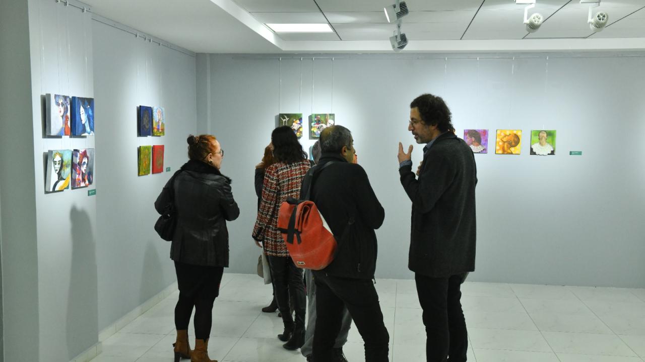 Yenişehir Belediyesi Ahmet Yeşil Sanat Galerisi ve Yenişehir Belediyesi Sanat Galerisi’nde yılın son sergisi olan “minipaint-2”ulusal karma resim sergisi yoğun katılımla açıldı. “Yeni Yılda Yine Galerideyiz” mottosuyla açılan sergide Türkiye’nin farklı illerinden 74 sanatçının toplam 296 eseri bulunuyor. Sergi açılışında konuşan Mersin Yenişehir Belediye Başkanı Abdullah Özyiğit “Mersin’i sanatla buluşturmaya devam edeceğiz, bu kent her alanda gelişmeli ve biz de bunun için elimizden geleni yapacağız” şekli