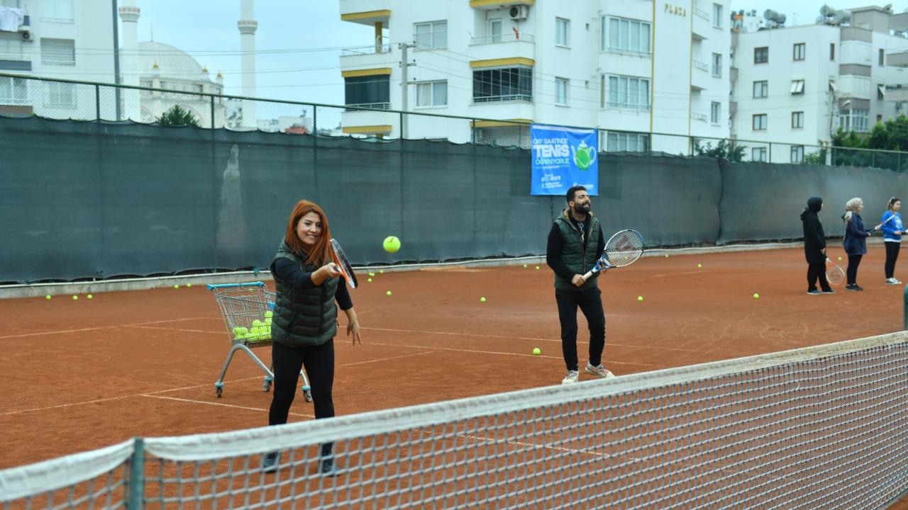 Yenişehirli kadınlar çay saatinde tenis öğreniyor