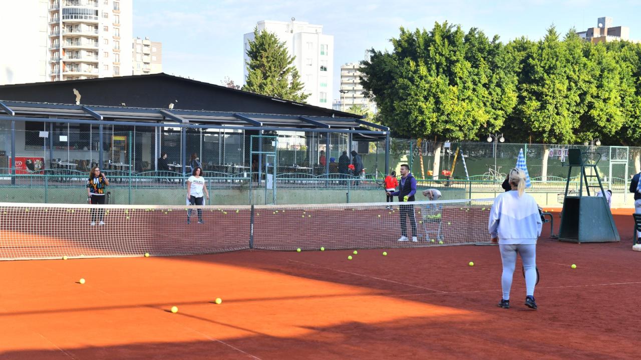 Yenişehirli kadınlar çay saatinde tenis öğreniyor