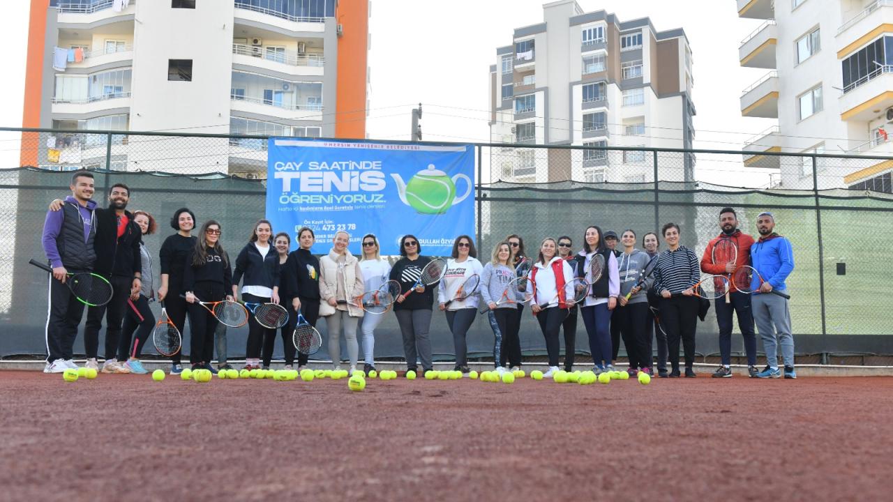 Yenişehirli kadınlar çay saatinde tenis öğreniyor