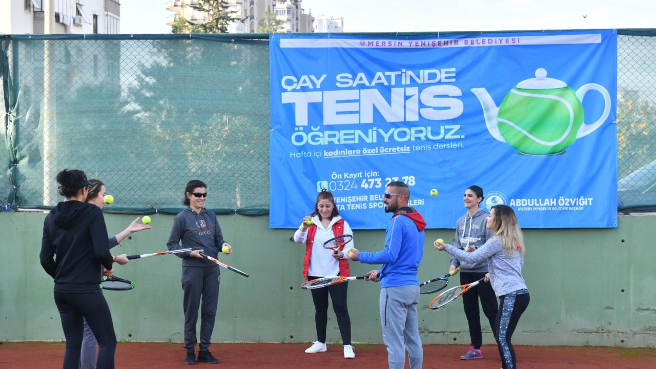 Yenişehirli kadınlar çay saatinde tenis öğreniyor