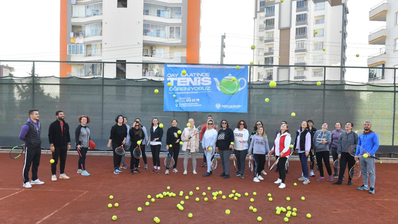 Yenişehirli kadınlar çay saatinde tenis öğreniyor