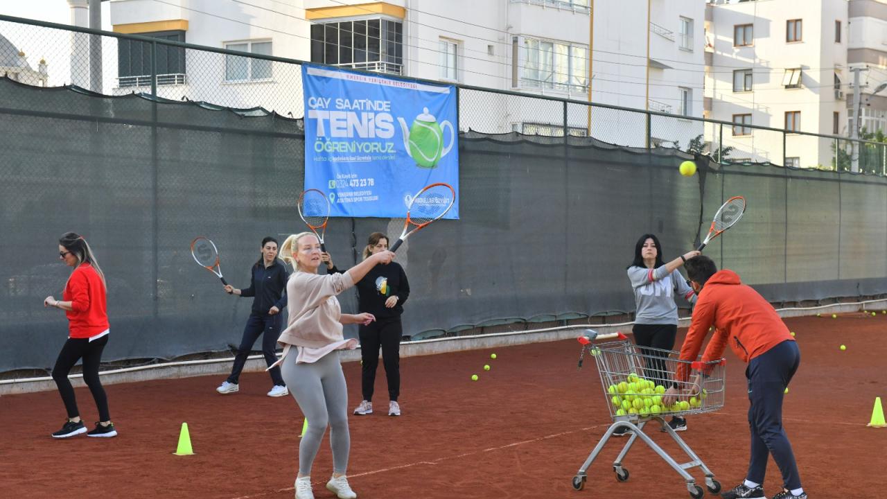 Yenişehirli kadınlar çay saatinde tenis öğreniyor