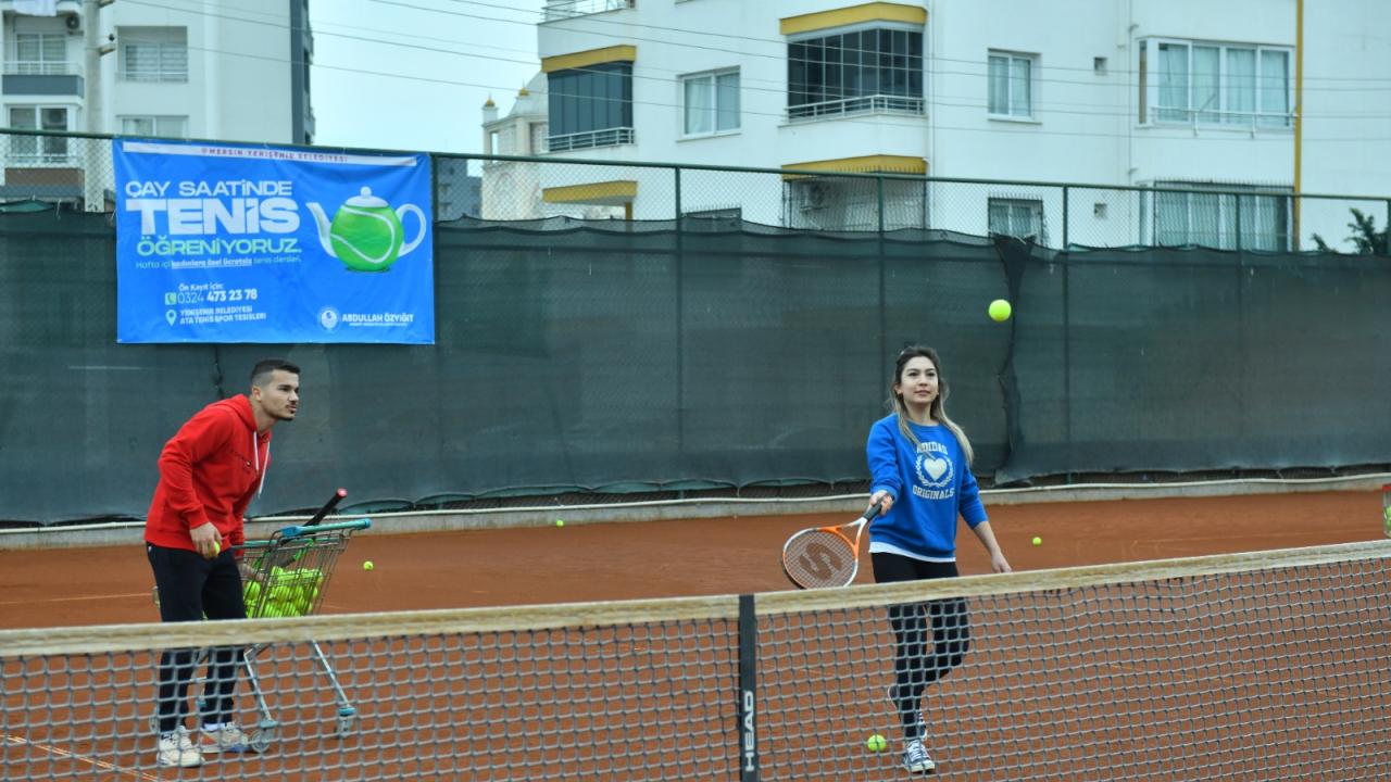 Yenişehirli kadınlar çay saatinde tenis öğreniyor