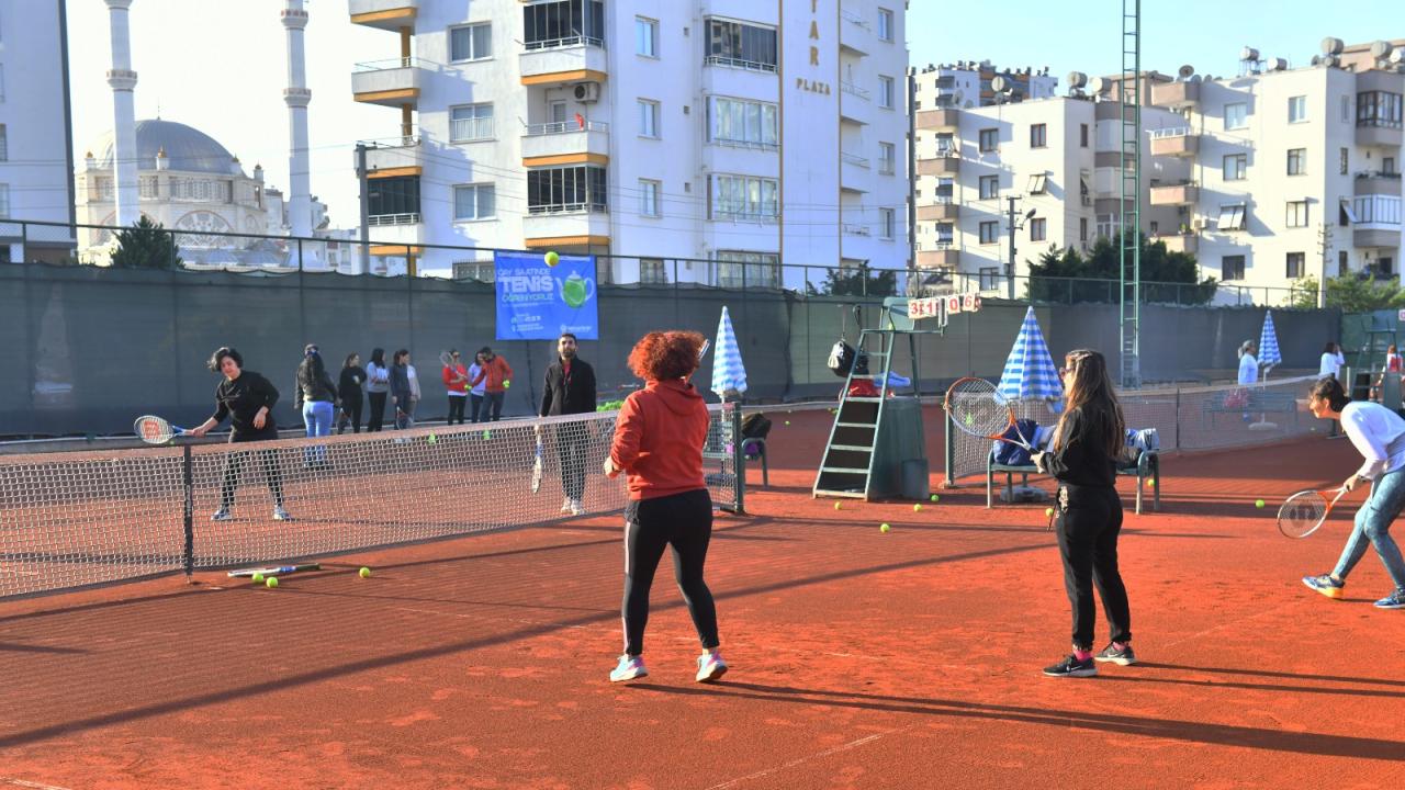 Yenişehirli kadınlar çay saatinde tenis öğreniyor