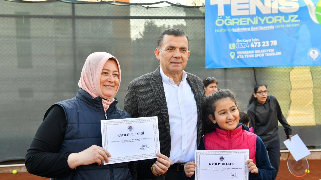 Çay saatinde tenis öğrenen 140 kadın sertifikasını aldı