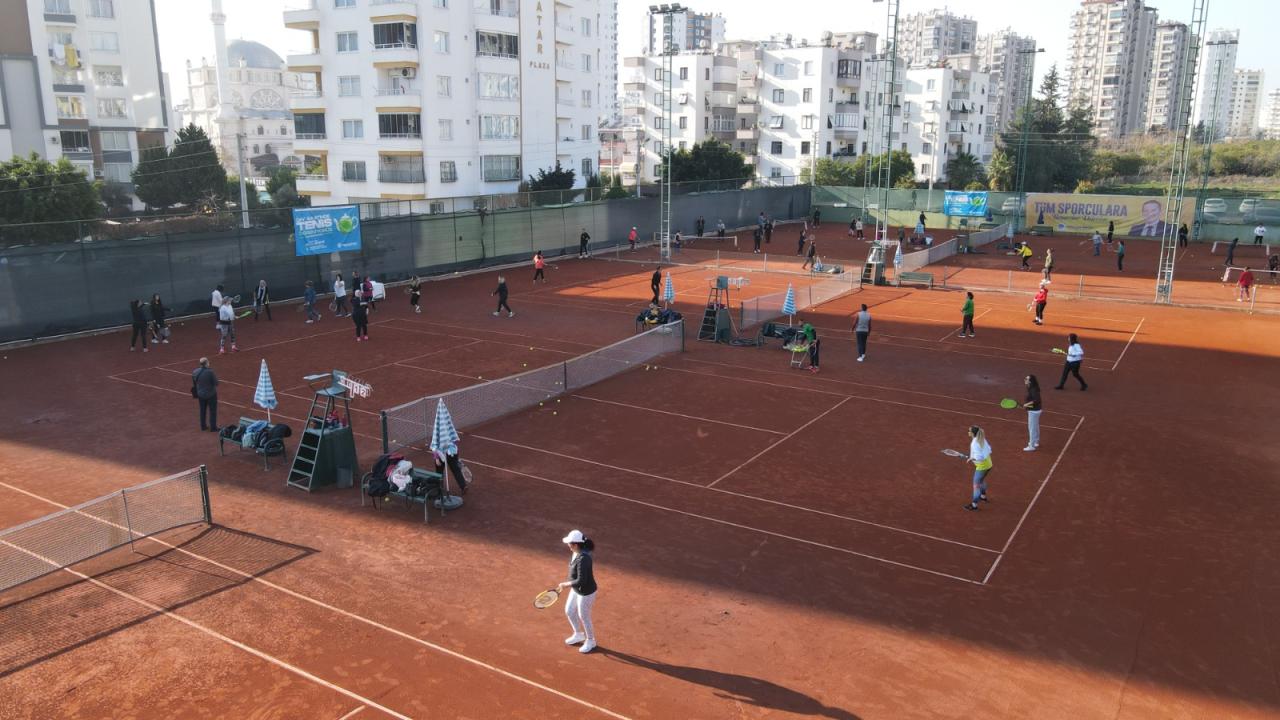 Çay saatinde tenis öğrenen 140 kadın sertifikasını aldı